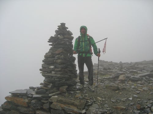 Selbst bei diesem regnerischen Sauwetter laufen die Mädchen ohne Höschen rum...