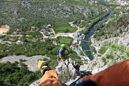 2025/05: Hoch über der Karstquelle der Buna und der Ortschaft Blagaj in Bosnien Herzegowina (BIH/Blagaj)
