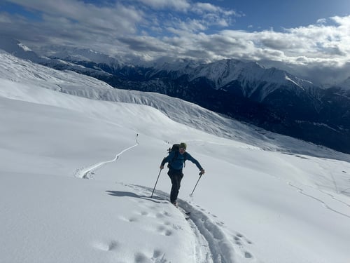 Sandro im Aufstieg. Im Hintergrund die Skiarena von der Belalp.