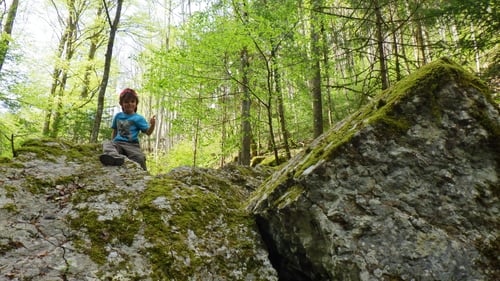 Kraxel auf und über die Felsblöcke.