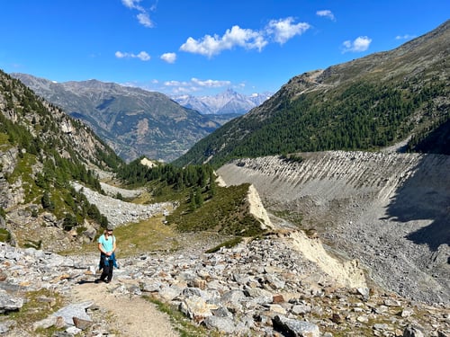 Was für eine riesige Gletschermulde und Moräne des Riedgletschers.