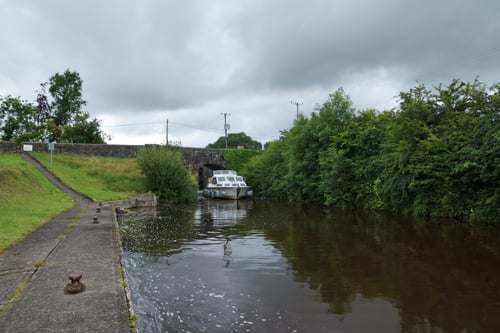 Olli steuert die Larkspur durch die engsten Flusswinkeln.