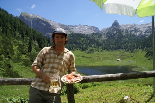 Stärkung im Kärlingerhaus. Im Hintergrund der Funtensee.