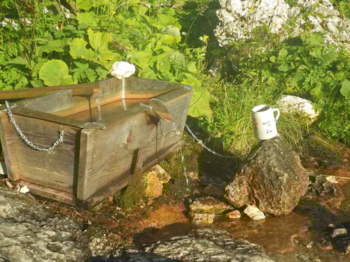 Das ist doch mal ein Service! Trinkkrug direkt bei der Quelle.