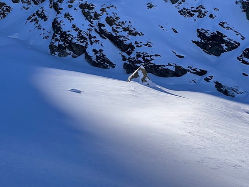 2022/01: Eine Steinpyramide setzt sich in Szene und zeichnet die Landschaft (CH/VS)