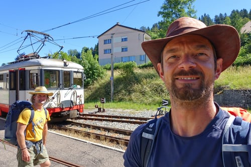 Mit der nostalgischen Eisenbahn erreichen wir von Le Locle aus das Örtchen Les Brenets.