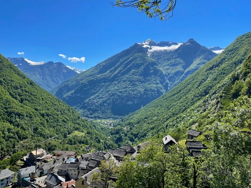 Blick auf Brontallo und das Maggia Tal