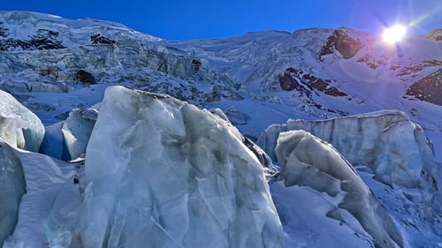2022/01: Noch ist die Sonne schwach und kitzelt den Gletscher nur wenige Minuten pro Tag (CH/VS)