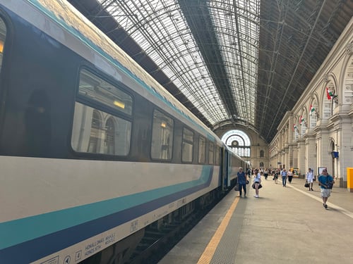 In der grossen Bahnhofshalle von Keleti.