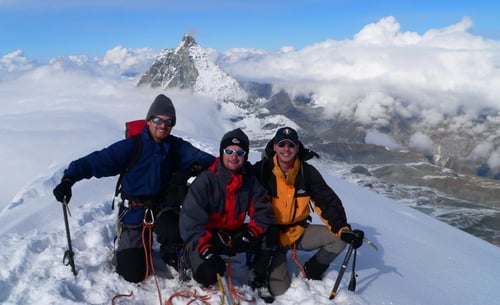 Auf dem Breithorn. Dominik, Olli, Marc. Im Hintergrund das Matterhorn.