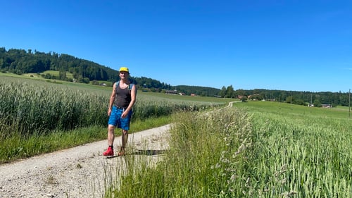 2021/06: Entlang der Felder von Tolhusen auf meiner Wanderung nach Bregenz (CH/ZH)