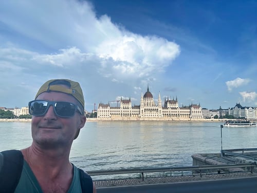 Gute Laune auf dem Weg zur Kettenbrücke. Im Hintergrund das Parlamentsgebäude von Budapest.