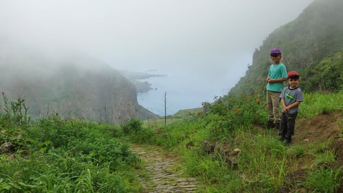 Ein spektakulärer Pfad hinunter ans Meer nach Fajã d' Água