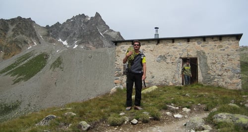 Vor der alten Es-cha Hütte (2594m). Im Hintergrund die Keschnadel.