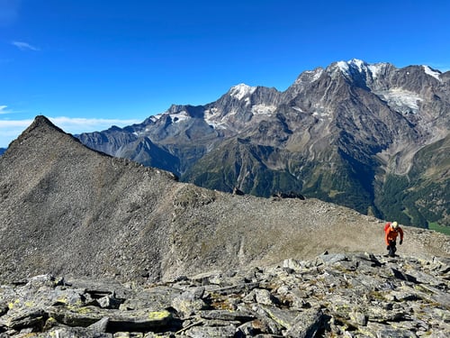 Chesselhorn (Vordergrund) und das schneebedeckte Laggin- und Fletschhorn.