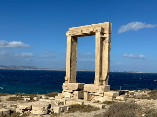 Das gigantische Tempeltor auf dem langgezogenen Felsriegel vor Chora.