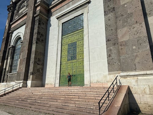 Grosses Tor mit kleinem Mann, der eine grosse Strecke gewandert ist.