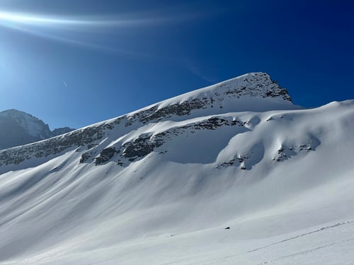 Blick auf den langgezogenen Bergrücken des Bandspitzs; unser gestriges Skitourenziel.