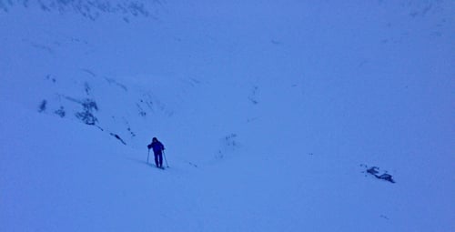 Aufstieg zum Piz Cavradi. Unten in der Talsole die Maighelshütte.
