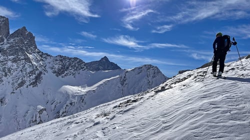Sandro kurz vor dem Gipfel. Was für ein Kulisse!