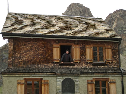 Die alte Weissmieshütte vom SAC Olten. Im Hintergrund das Jegihorn.