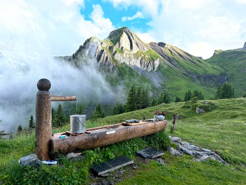 Der Brunnen der Lobhornhütte. Im Hintergrund der Ars.