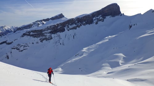 Dominik im Aufstieg; dahinter der Felsriegel des Rossstocks.