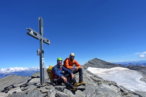 Auf dem Gipfel des 3'437 Meter hohen Breithrons. Im Hintergrund der Monte Leone mit dem Alpjergletscher.