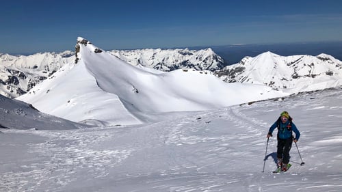 2021/03: Trotz März eine Frühlingsskitour. Links der "Wilde Andrist" mit seiner perfekten Bergkontur (CH/BE)