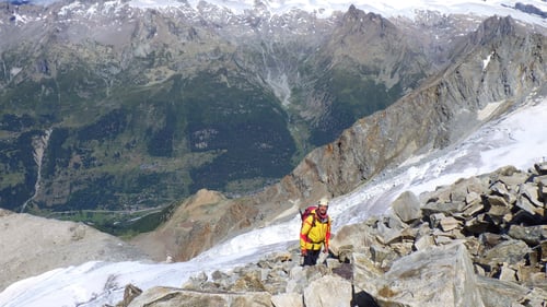 Wieder zurück im unteren Teil des Westgrats. Ganz unten im Tal liegt Ried - es steht noch ein langer Abstieg an.