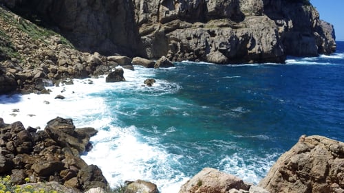 Der Kletterspot befindet sich etwa 10 Meter über dem Meer.