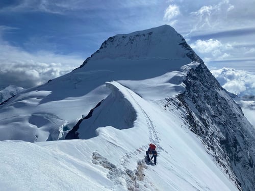 Tobi legt auf den letzten Metern noch eine Eisschraube. Bald haben wir es geschafft und wir verlassen den Grat.