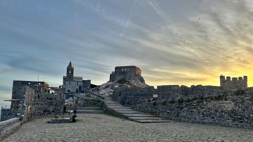 Der mittelalterliche Weg zur alten Ortskirche San Pietro.
