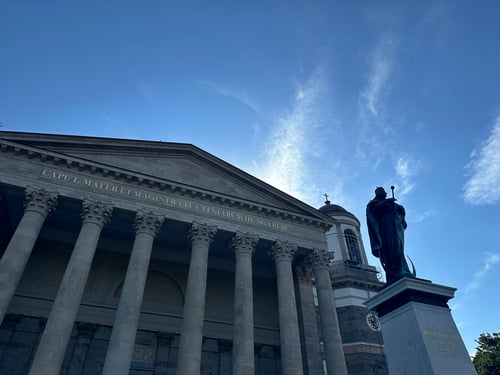 Vor den Toren der Kathedralkirche.