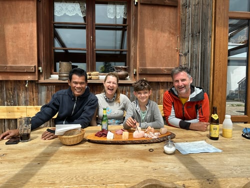 2025/07: Brotzeitplatte auf der Chäserenholzhütte (CH/LU/Rigi)