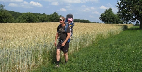 Probewanderungen – Emilia gewöhnt sich an die Kraxe