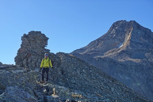Olli beim Sirwoltehorn. Im Hintergrund das Böshorn/Rauthorn.