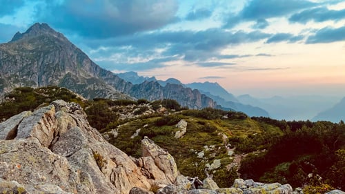 Der Tag bricht an. Blick auf den Ostgrat des Ruchälplistocks.
