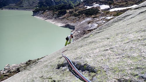 2020/06: Tanja in der Kletterroute Grims am Räterichsbodensee (CH/BE)