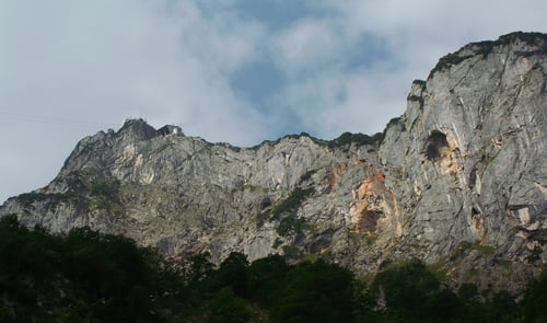 Durch diese Wand musst Du gehen. Links das Geiereck mit Gondelbahnstation.