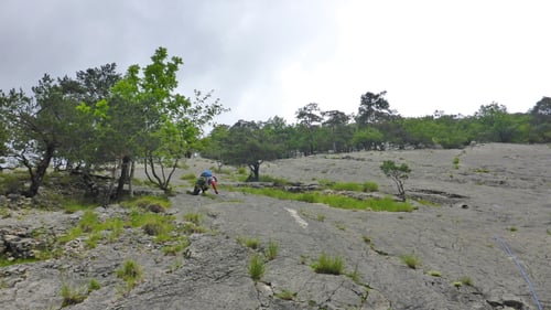 Los geht es über die grosse Einstiegsplatte.