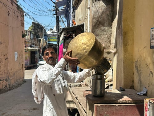 2025/09: Ein Milchmann liefert frische Kuhmilch an die Geschäfte (Bundi/Rajasthan/Indien)