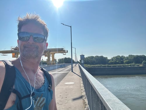 Auf dem grossen Staudam und Kraftwerk des Theiß-Sees