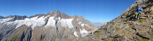 Die Panorama-Aussicht im Aufstieg auf den Fleckistock lädt immer wieder zum Verweilen ein.
