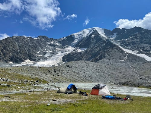 2021/09: Unser Bascamp! Im Hintergrund unser morgiges Tourenziel mit weisser Kappe: Der 3'668 Meter Petit Combin (CH/VS)