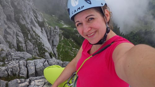 Tanja thront auf dem Gmelchturm