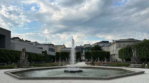 Im Mirabellgarten. Im Hintergrund die Festung Hohensalzburg.