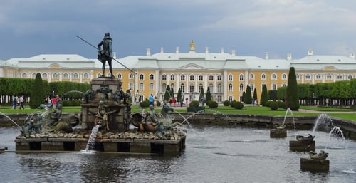 Der Garten vor dem Peterhof.