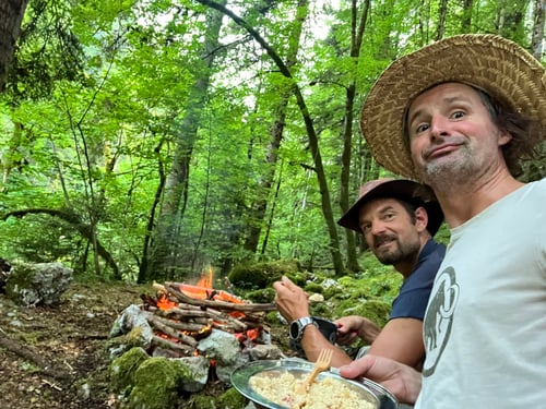 Abendessen: Couscous mit Speck & Zwiebeln, leckeren Rotwein und natürlich auch was Süsses zum Dessert.