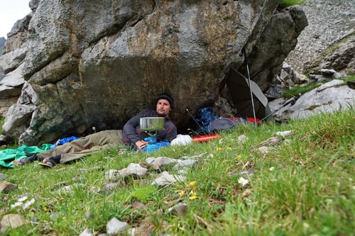 Schlafen in der Natur: Mein Biwakplatz unter einem Findling im Ammertental.